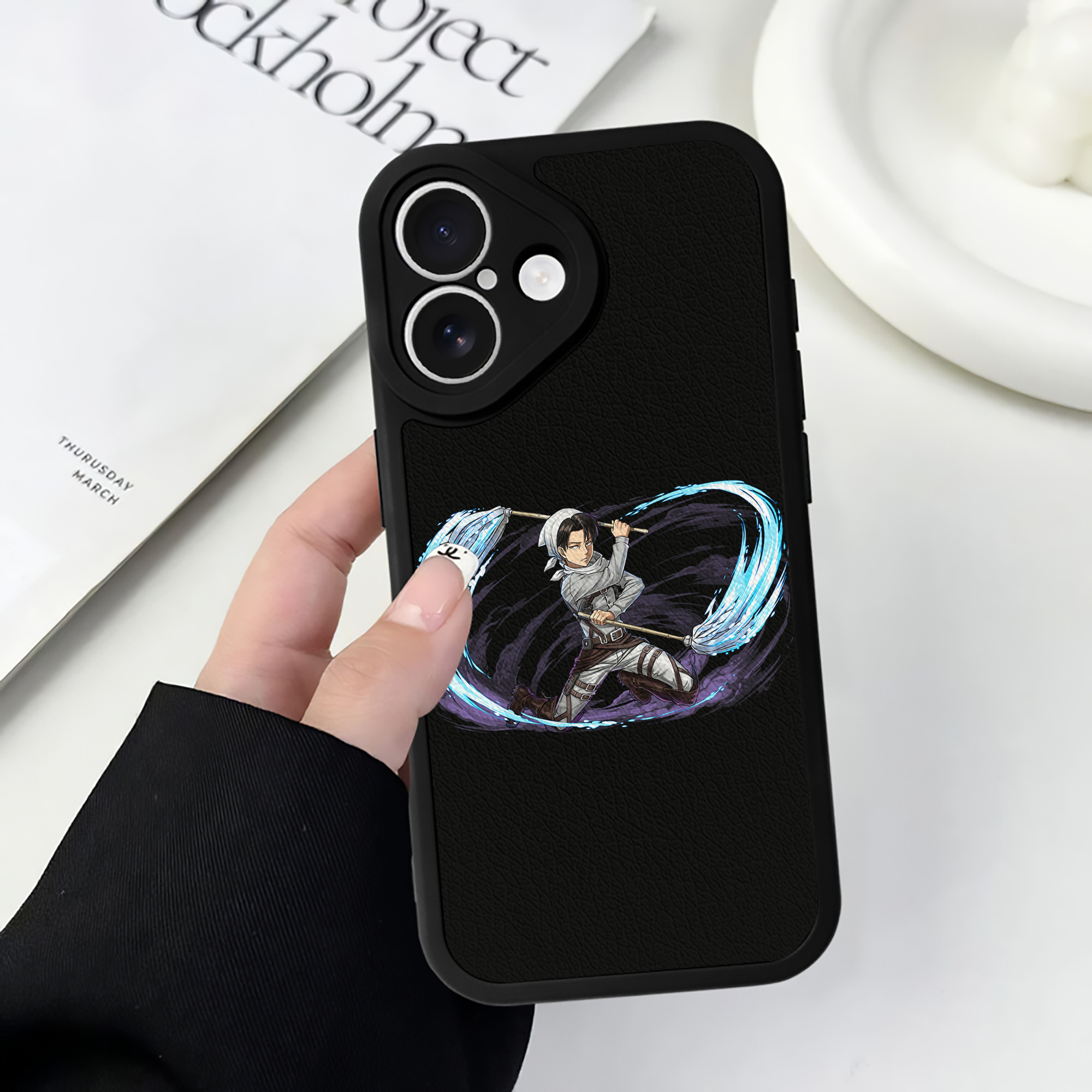 （画像用） 進撃の巨人 リヴァイ·アッカーマン Attack on Titan Levi Ackerman 【iPhone 16シリーズ対応】シリコンスマホケース（レザー調） 材質：シリコン